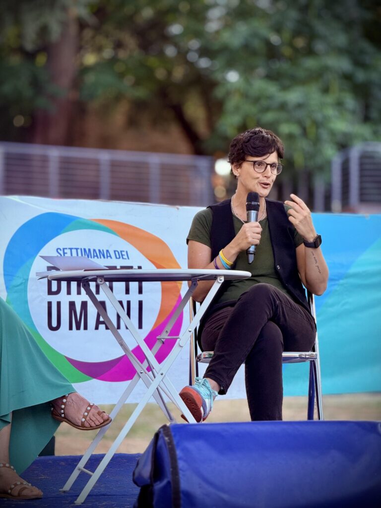 Giulia Morello durante un intervento pubblico al festival Amnesty