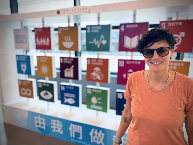 Giulia Morello davanti ai simboli dell Agenda 2030